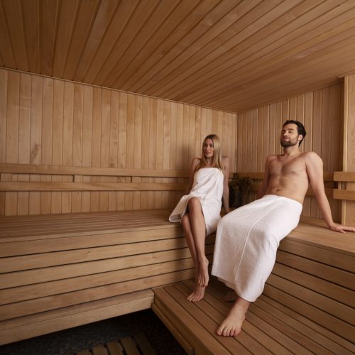 nahaufnahme-eines-paares-das-sich-in-der-sauna-entspannt