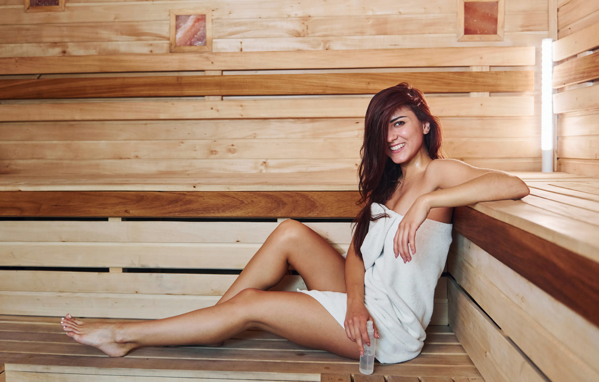 junge schone brunette ruhen sich der sauna aus konzeption der korperpflege (1) (1)