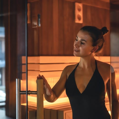 eine-junge-frau-die-sich-allein-in-der-sauna-ausruht