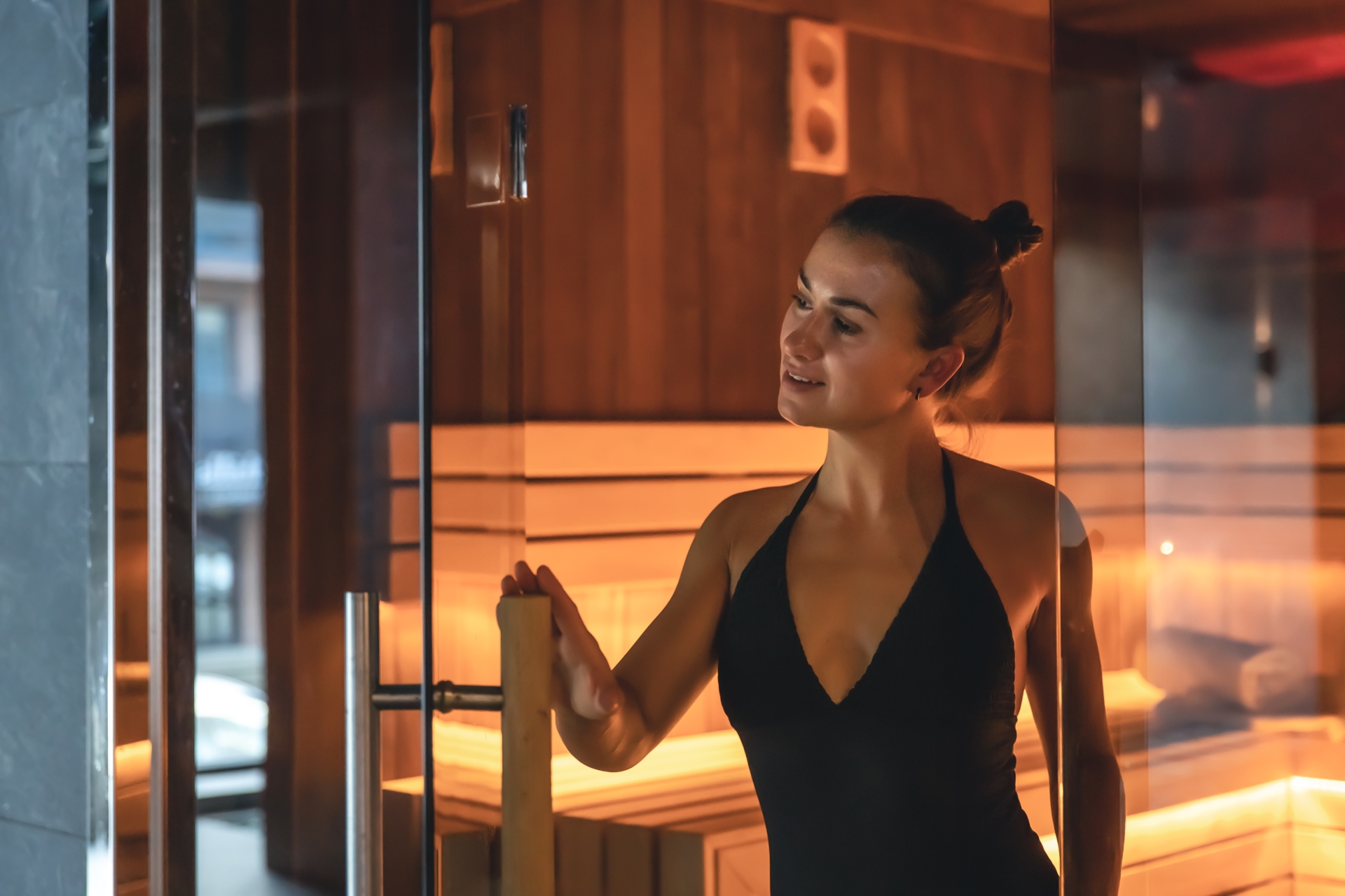 eine junge frau die sich allein in der sauna ausruht