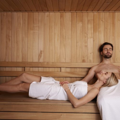 nahaufnahme-eines-paares-das-sich-in-der-sauna-entspannt
